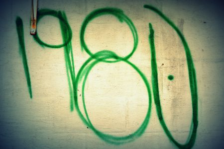 Grafitti saying '1980'.